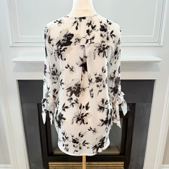 West Kei Floral Surplice Wrap Blouse 🖤🤍 – Size Medium ✨ - Picture 5 of 13